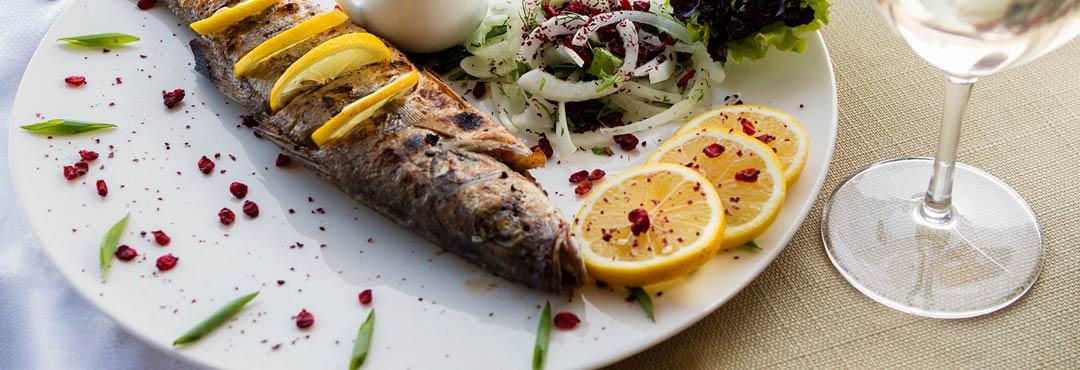 Comida típica de España bacalao con tomate