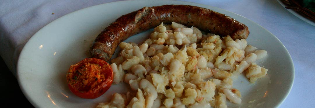 Comida típica de España butifarra con mongetes