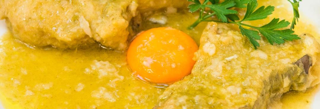 Comida típica de España congrio con huevos a la bilbilitana