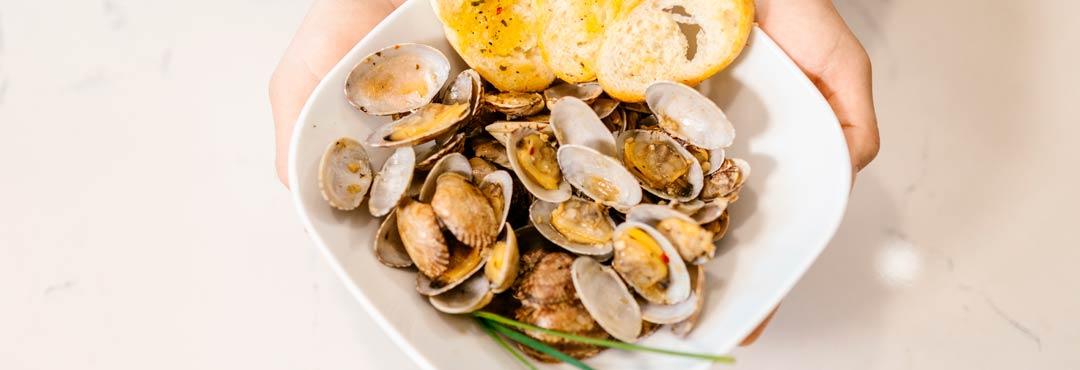 Comida típica de España coquinas de huelva al ajillo