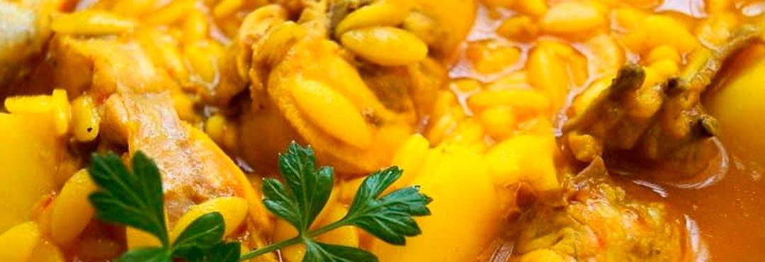 Comida típica de España gurullos con conejo