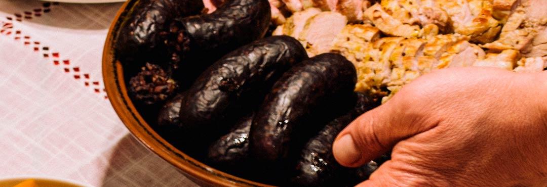 Comida típica de España morcilla de o en caldera para untar