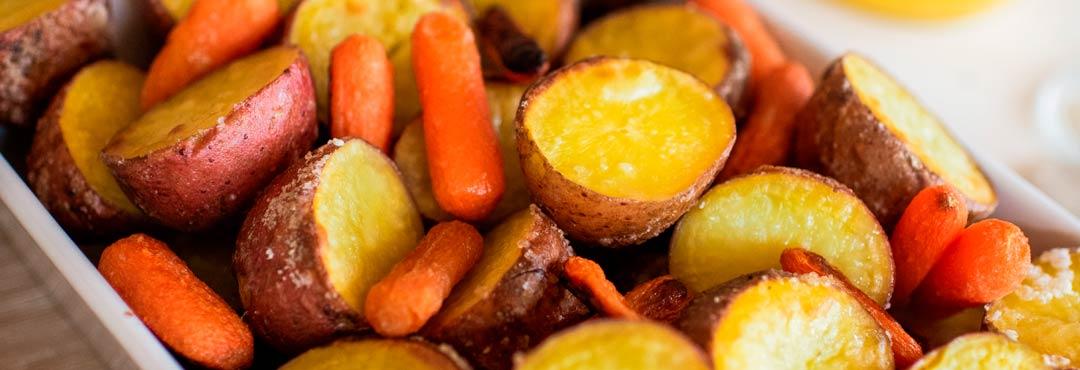 Comida típica de España papas arrugas con mojo picon
