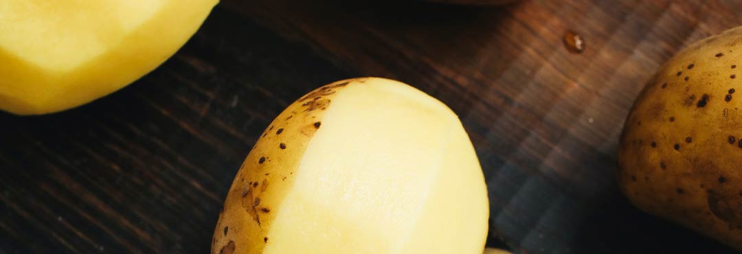 Comida típica de España patatas en ajopollo