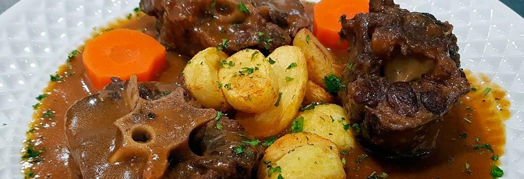 Comida típica de España rabo de toro al estilo cordobes
