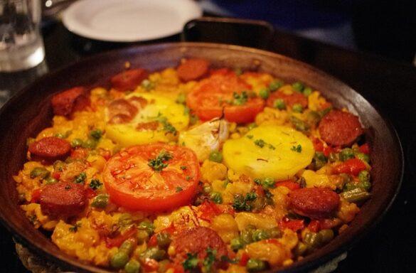 Comida típica de España arroz a la zaragozana con cerdo y cordero 2