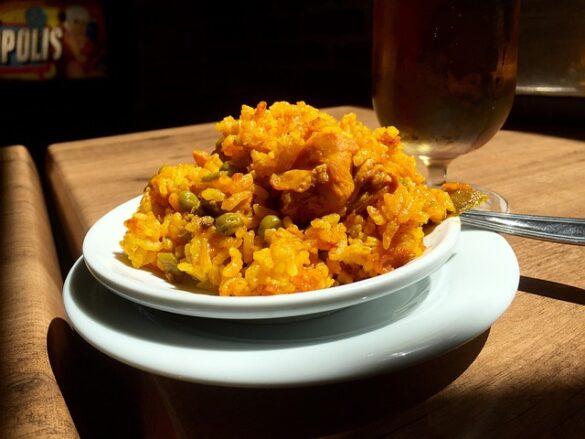 Comida típica de España arroz a la zaragozana con cerdo y cordero 4
