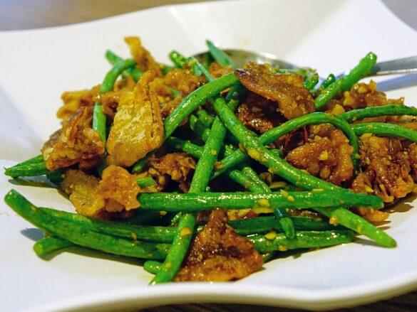 Comida típica de España berenjenas fritas con miel de cana de primer plato tapa o postre 2