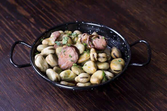Comida típica de España butifarra con mongetes un plato clasico y tradicional con mucho fundamento 2