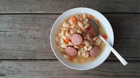 Comida típica de España butifarra con mongetes un plato clasico y tradicional con mucho fundamento 5