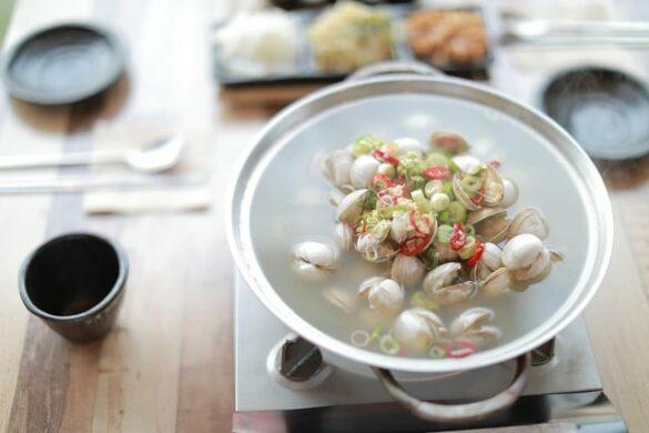 Comida típica de España coquinas de huelva al ajillo marisco delicadamente exquisito 3