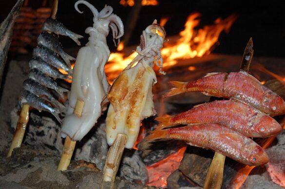 Comida típica de España espeto de sardinas con los deos por favor 1
