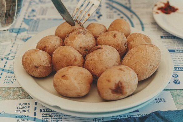 Comida típica de España papas arrugas con mojo picon seducen a primera vista 1