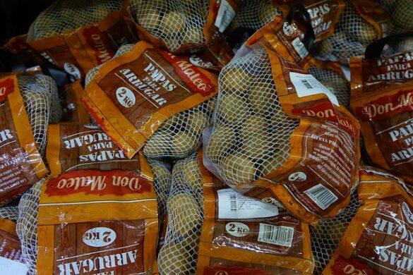 Comida típica de España papas arrugas con mojo picon seducen a primera vista 3