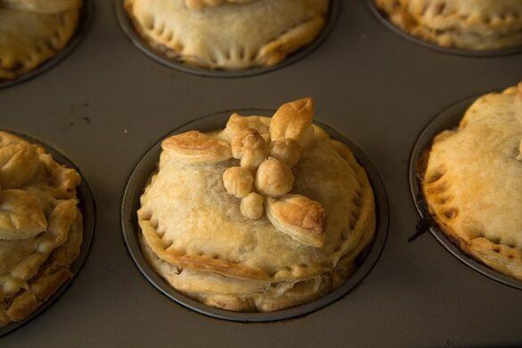 Comida típica de España pastel de carne a la murciana ternera y hojaldre 2