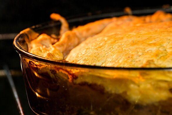 Comida típica de España pastel de carne a la murciana ternera y hojaldre 3