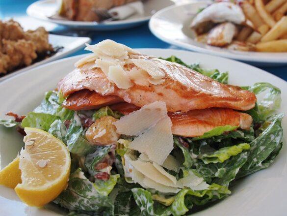 Comida típica de España pataco con atun caracoles vino blanco y patatas 3