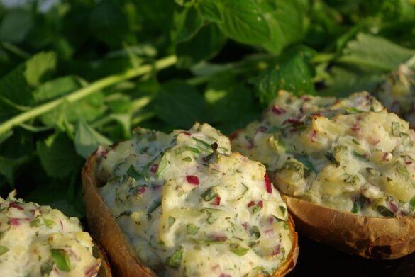 Comida típica de España patatas al estilo de olot rellenas de carne y mucho carino 1