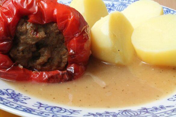 Comida típica de España patatas al estilo de olot rellenas de carne y mucho carino 2