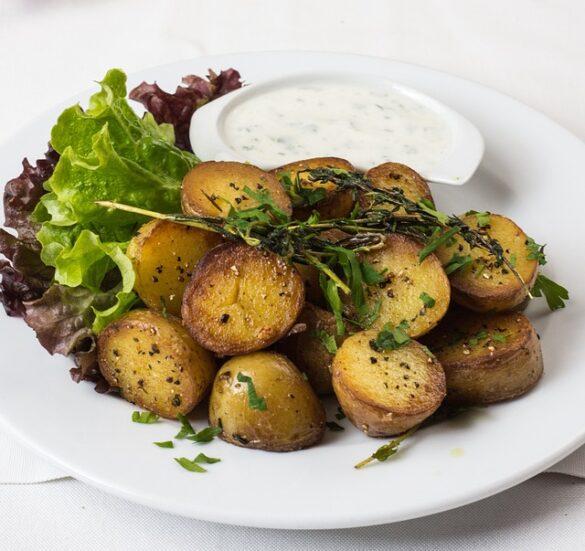 Comida típica de España patatas en ajopollo papas con salsa tradicional de muchos quilates 1
