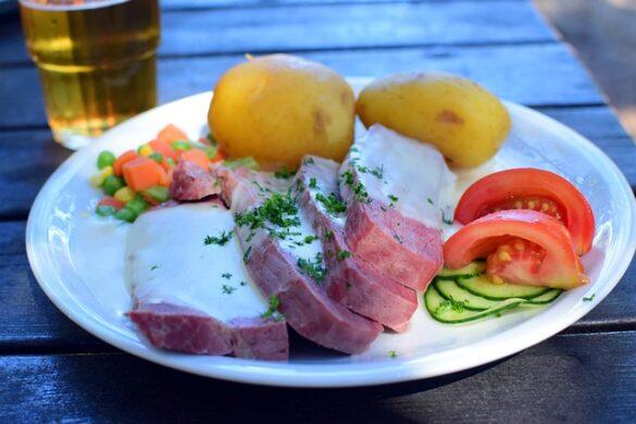 Comida típica de España patatas en ajopollo papas con salsa tradicional de muchos quilates 4
