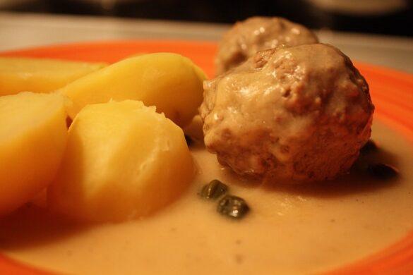 Comida típica de España patatas en ajopollo papas con salsa tradicional de muchos quilates 5