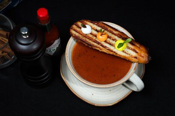 Comida típica de España porra de antequera entre salmorejo ajoblanco y gazpacho 2