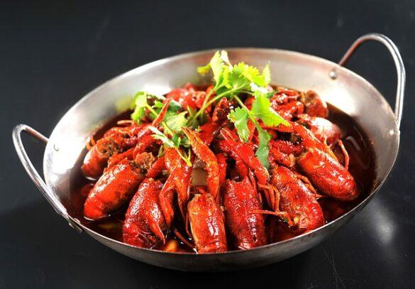 Comida típica de España suquet de peix con gambas y rape intenso sabor a mar abierta 2