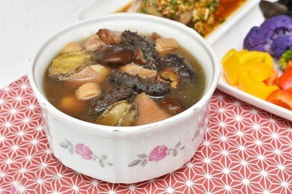 Comida típica de España suquet de peix con gambas y rape intenso sabor a mar abierta 3