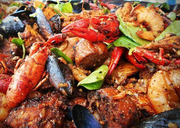 Comida típica de España suquet de peix con gambas y rape intenso sabor a mar abierta 4