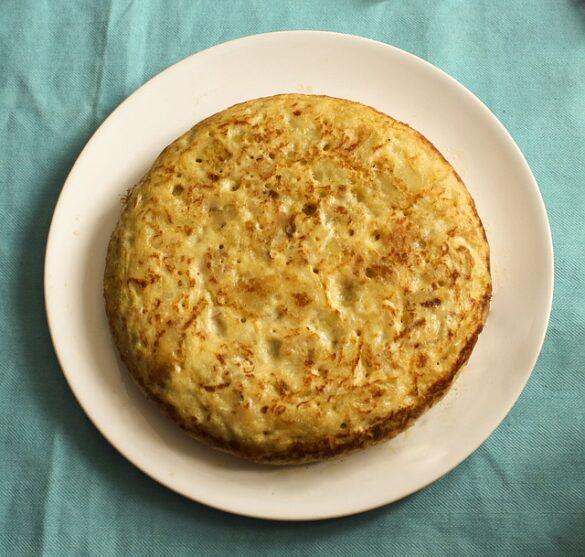 Comida típica de España tortilla payesa se toma como aperitivo o tapa 1
