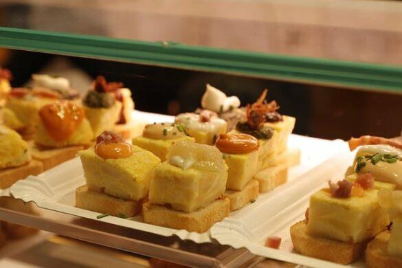 Comida típica de España tortilla payesa se toma como aperitivo o tapa 2